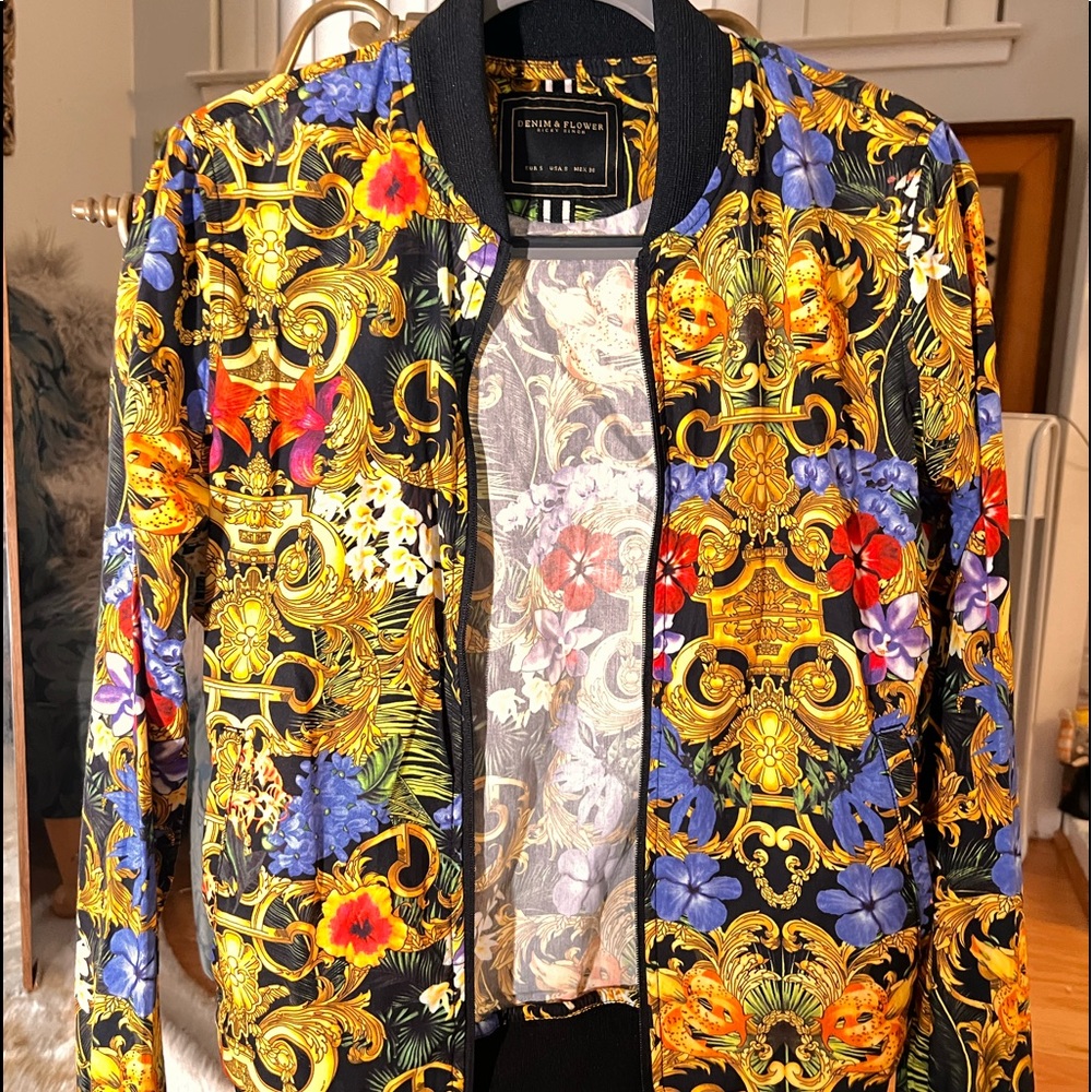 SOLD🔥Denim & Flower jacket. Bomber style jacket. Small. New and never worn.